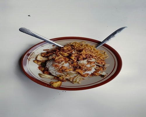 Bowl of cooked brown rice and various whole grains